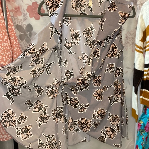 Brand; Japna. Silky blouse, light purple/lavender color. Size: M - Picture 5 of 5